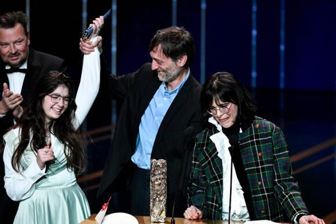 Chiara Malta, Sebastien Laudenbach et Melinee Leclerc après avoir remporté le prix du meilleur film d’animation pour le film « Linda veut du poulet ! » lors de la 49e édition de la cérémonie des César du cinéma à l’Olympia, à Paris, le 23 février 2024. © STEPHANE DE SAKUTIN / AFP