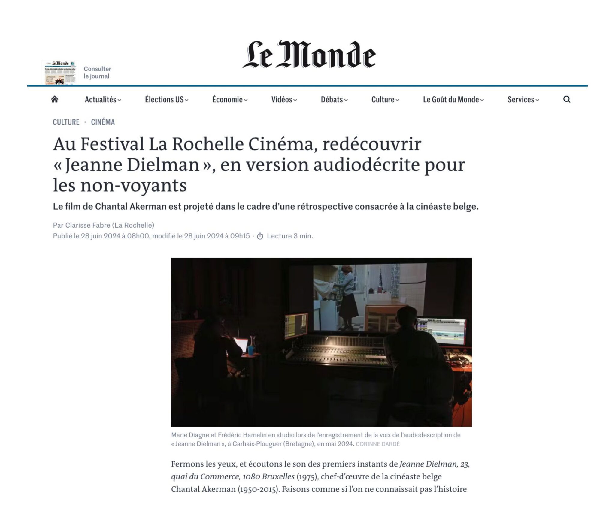 Dans le journal LE MONDE, les premières lignes de l'article et, sur une photographie, un auditorium. De dos, Frédéric Hamelin, ingénieur du son, aux machines, et Marie Diagne, interprète, au micro.