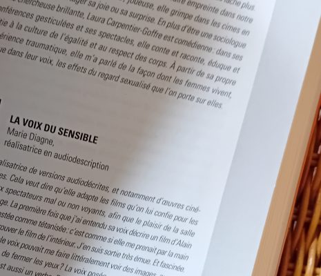 Sur la page d'un livre ouvert, un titre : La voix du sensible. Marie Diagne, réalisatrice en audiodescription".